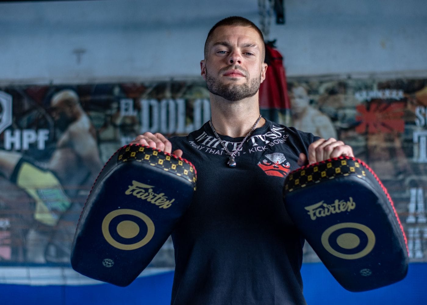 Treinador segurando aparadores de Muay Thai