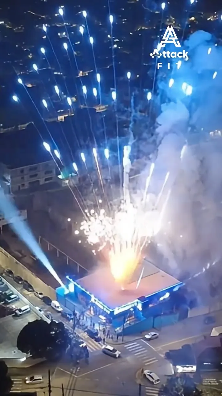 Fogos azuis sobre a fachada iluminada na inauguração da unidade SBC Taboão