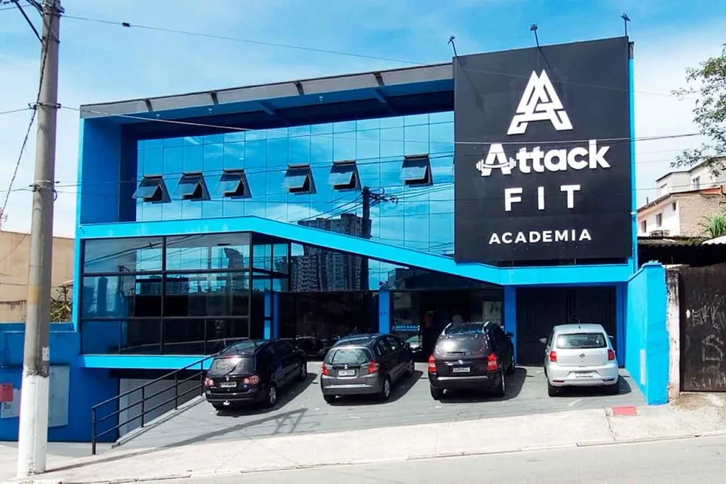 Fachada de vidro azul da Attack Fit Academia